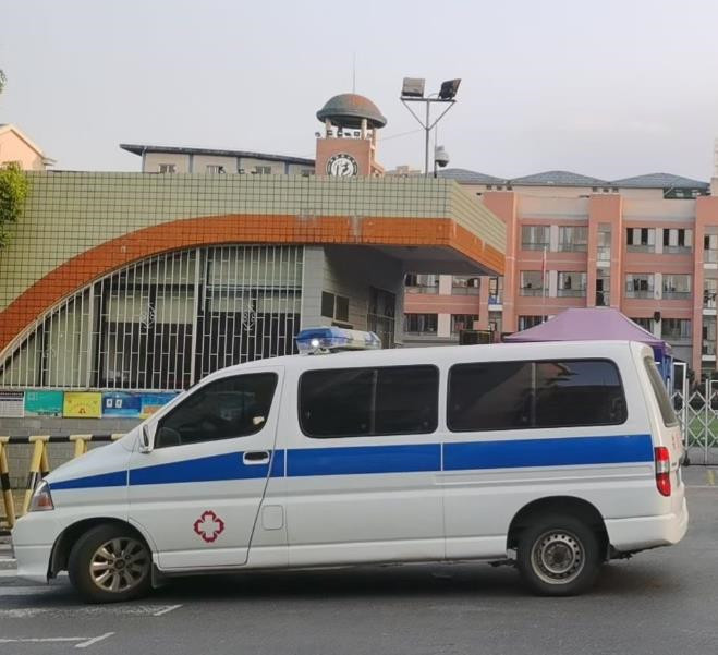 东方救护车出租护送骨折病人一公里多少钱